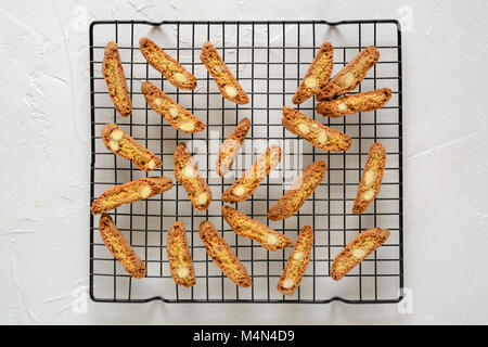 Cantuccini - italienische Cookies mit gehackten Mandeln. Stockfoto