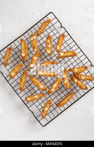 Cantuccini - italienische Cookies mit gehackten Mandeln. Stockfoto