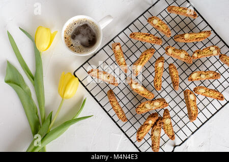 Cantuccini - italienische Cookies mit gehackten Mandeln. Stockfoto