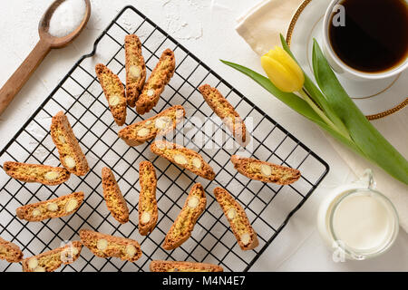 Cantuccini - italienische Cookies mit gehackten Mandeln. Stockfoto