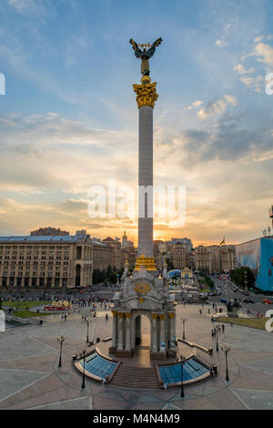 Die Berehynia Statue in Maidan Nezalezhnosti, Unabhängigkeit Square, Kiew, Ukraine gelegen Stockfoto