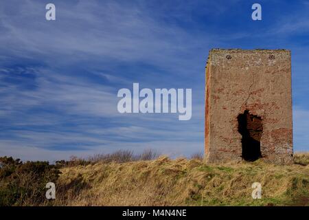 Zerbröckelnde Ziegelturm Struktur. Cruden Bay, in der Nähe der Neuen Slains Castle. Aberdeenshire, Schottland, Großbritannien. Stockfoto