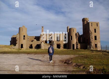 Wanderer auf dem Weg zur Ruine der Neuen Slains Castle an einem sonnigen Wintertag. Cruden Bay, Aberdeenshire, Schottland, Großbritannien. Feb., 2018. Stockfoto