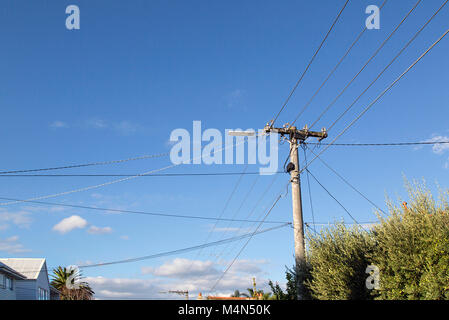 Telegraphenmast mit vielen Adern in einem Vorort von Melbourne. Horizontale mit einem klaren blauen Himmel Hintergrund. Stockfoto