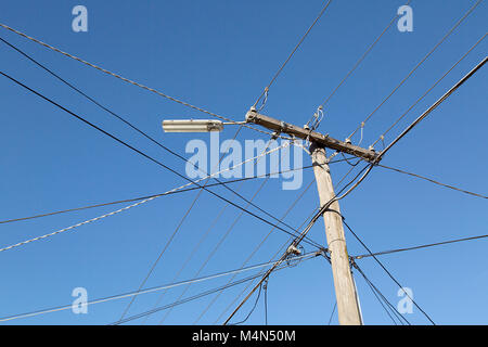 Telegraphenmast mit vielen Adern in einem Vorort von Melbourne. Horizontale mit einem klaren blauen Himmel Hintergrund. Stockfoto