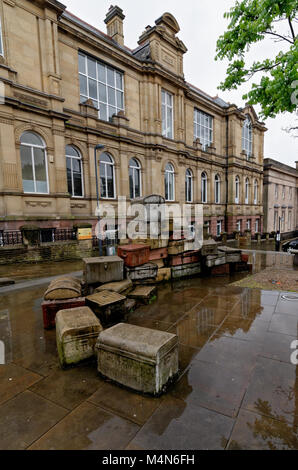 John King Street Skulptur: eine Geschichte auf einem nassen, verregneten Tag in Liverpool Stockfoto