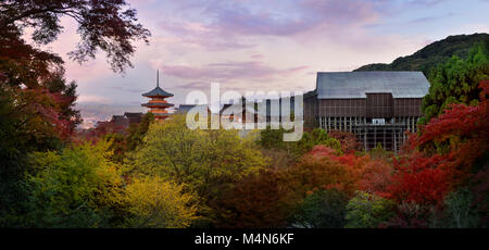 Kiyomizu-dera buddhistischen Tempel restauriert, die haupthalle Gebäude umgeben von Baugerüsten. Herbst Panoramablick auf die Landschaft, Kyoto, Japan 2017. Stockfoto