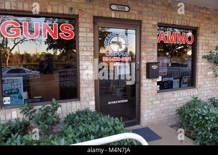 Parkland, FL, USA. 16 Feb, 2018. Außenansicht der Sunrise taktische Supply Store in Coral Springs, Florida am Februar 16, 2018 wo School shooter Nikolas Cruz seinen AR-15 Gekauft gun Studenten Marjory Stoneman an der High School. **** Keine NEW YORK DAILLIES ****** Credit: Hoo Me.Com/Media Punch/Alamy leben Nachrichten Stockfoto