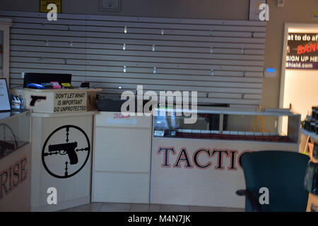 Parkland, FL, USA. 16 Feb, 2018. Außenansicht der Sunrise taktische Supply Store in Coral Springs, Florida am Februar 16, 2018 wo School shooter Nikolas Cruz seinen AR-15 Gekauft gun Studenten Marjory Stoneman an der High School. **** Keine NEW YORK DAILLIES ****** Credit: Hoo Me.Com/Media Punch/Alamy leben Nachrichten Stockfoto