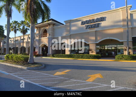 Parkland, FL, USA. 16 Feb, 2018. Außenansicht des Dollar Store, wo School shooter Nikolas Cruz vor dem School shooting**** NO NEW YORK DAILLIES ****** Credit: Hoo Me.Com/Media Punch/Alamy Leben Nachrichten beschäftigt war, Stockfoto