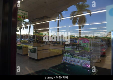 Parkland, FL, USA. 16 Feb, 2018. Außenansicht des Dollar Store, wo School shooter Nikolas Cruz vor dem School shooting**** NO NEW YORK DAILLIES ****** Credit: Hoo Me.Com/Media Punch/Alamy Leben Nachrichten beschäftigt war, Stockfoto