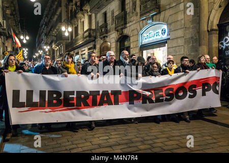 Barcelona, Katalonien, Spanien. 16 Feb, 2018. Der Leiter der Demonstration Blätter Sant Jaume Platz in Richtung Gefängnis Modell von Barcelona. Tausend von Pro-unabhängigkeit Unterstützer haben in Barcelona marschierten, die Freiheit der politischen Gefangenen beschuldigt, die Verbrechen der Staatsgefährdung zu verlangen. Credit: Paco Freire/SOPA/ZUMA Draht/Alamy leben Nachrichten Stockfoto