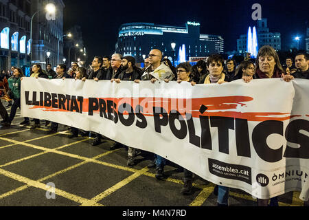 Barcelona, Katalonien, Spanien. 16 Feb, 2018. Ein großes Banner sen an der Vorderseite des März. Tausend von Pro-unabhängigkeit Unterstützer haben demonstrierten in Barcelona, die Freiheit der politischen Gefangenen beschuldigt, die Verbrechen der Staatsgefährdung zu verlangen. Credit: Paco Freire/SOPA/ZUMA Draht/Alamy leben Nachrichten Stockfoto