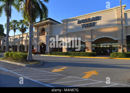 PARKLAND, FL - 16. Februar: Florida School shooting vermuten Nikolas Cruz wurde an einem Dollar Tree store in einem Park, in dem er angeblich 17 Menschen bei einem Angriff auf Marjory Stoneman Douglas High School diese Woche am 16. Februar 2018 in Parkland, Florida Personen: Dollar Tree getötet beschäftigt Stockfoto