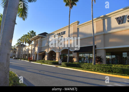 PARKLAND, FL - 16. Februar: Florida School shooting vermuten Nikolas Cruz wurde an einem Dollar Tree store in einem Park, in dem er angeblich 17 Menschen bei einem Angriff auf Marjory Stoneman Douglas High School diese Woche am 16. Februar 2018 in Parkland, Florida Personen: Dollar Tree getötet beschäftigt Stockfoto