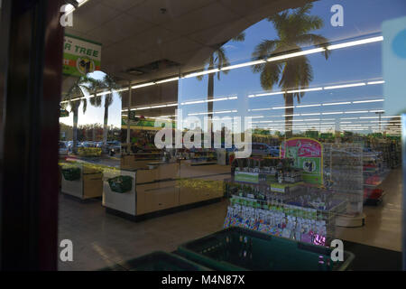 PARKLAND, FL - 16. Februar: Florida School shooting vermuten Nikolas Cruz wurde an einem Dollar Tree store in einem Park, in dem er angeblich 17 Menschen bei einem Angriff auf Marjory Stoneman Douglas High School diese Woche am 16. Februar 2018 in Parkland, Florida Personen: Dollar Tree getötet beschäftigt Stockfoto
