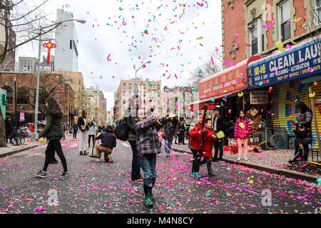 New York, New York, USA. 16 Feb, 2018. Ein kulturelles Festival am ersten Tag des chinesischen Neujahrsfest in Chinatown in Manhattan zu markieren. Die 2018 Chinesisches neues Jahr, das ist das Jahr des Hundes beginnt am Freitag und Feiern wird für die letzten zwei Wochen. Credit: William Volcov/ZUMA Draht/ZUMAPRESS.com/Alamy leben Nachrichten Stockfoto