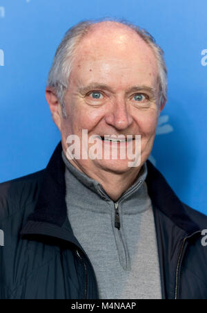 Berlin, Deutschland. 16 Feb, 2018. Jim Broadbent nimmt an den Aufruf von 'Foto Schwarz 47" während der 68. Internationalen Filmfestspiele Berlin, Berlinale, im Hotel Grand Hyatt in Berlin, Deutschland, am 16. Februar 2018. - Keine LEITUNG SERVICE-Credit: Hubert Boesl/dpa/Alamy leben Nachrichten Stockfoto