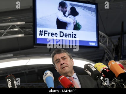 Berlin, Deutschland. 16 Feb, 2018. Der deutsche Außenminister Sigmar Gabriel (SPD) liefert eine Erklärung anlässlich der Freigabe der Journalist Deniz Yucel aus dem Gefängnis in der Türkei im Newsroom von 'Die Welt' Zeitung in Berlin, Deutschland, 16. Februar 2018. Nach einem Jahr im Gefängnis, Yucel, wer arbeitet als Auslandskorrespondent für die Tageszeitung 'Die Welt', wurde von der Justizvollzugsanstalt in Silivri in der Nähe von Istanbul veröffentlicht. Credit: Kay Nietfeld/dpa/Alamy leben Nachrichten Stockfoto