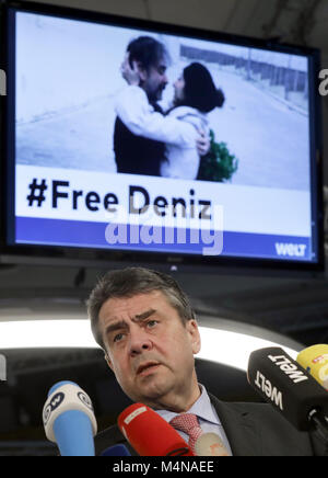 Berlin, Deutschland. 16 Feb, 2018. Der deutsche Außenminister Sigmar Gabriel (SPD) liefert eine Erklärung anlässlich der Freigabe der Journalist Deniz Yucel aus dem Gefängnis in der Türkei im Newsroom von 'Die Welt' Zeitung in Berlin, Deutschland, 16. Februar 2018. Nach einem Jahr im Gefängnis, Yucel, wer arbeitet als Auslandskorrespondent für die Tageszeitung 'Die Welt', wurde von der Justizvollzugsanstalt in Silivri in der Nähe von Istanbul veröffentlicht. Credit: Kay Nietfeld/dpa/Alamy leben Nachrichten Stockfoto