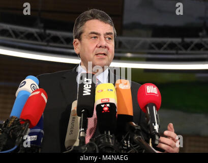 Berlin, Deutschland. 16 Feb, 2018. Der deutsche Außenminister Sigmar Gabriel (SPD) liefert eine Erklärung anlässlich der Freigabe der Journalist Deniz Yucel aus dem Gefängnis in der Türkei im Newsroom von 'Die Welt' Zeitung in Berlin, Deutschland, 16. Februar 2018. Nach einem Jahr im Gefängnis, Yucel, wer arbeitet als Auslandskorrespondent für die Tageszeitung 'Die Welt', wurde von der Justizvollzugsanstalt in Silivri in der Nähe von Istanbul veröffentlicht. Credit: Kay Nietfeld/dpa/Alamy leben Nachrichten Stockfoto