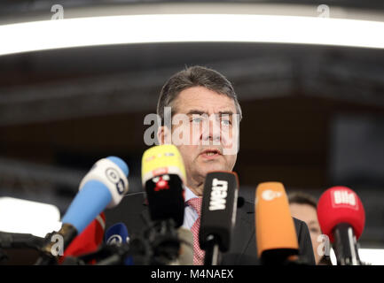 Berlin, Deutschland. 16 Feb, 2018. Der deutsche Außenminister Sigmar Gabriel (SPD) liefert eine Erklärung anlässlich der Freigabe der Journalist Deniz Yucel aus dem Gefängnis in der Türkei im Newsroom von 'Die Welt' Zeitung in Berlin, Deutschland, 16. Februar 2018. Nach einem Jahr im Gefängnis, Yucel, wer arbeitet als Auslandskorrespondent für die Tageszeitung 'Die Welt', wurde von der Justizvollzugsanstalt in Silivri in der Nähe von Istanbul veröffentlicht. Credit: Kay Nietfeld/dpa/Alamy leben Nachrichten Stockfoto