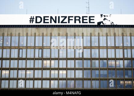 Berlin, Deutschland. 16 Feb, 2018. Die Schrift auf dem elektronischen Billboard lautet: "enizfree" auf der Oberseite des Axel-Springer-Haus in Berlin, Deutschland, 16. Februar 2018. Nach einem Jahr im Gefängnis, Journalist Deniz Yucel, wer arbeitet als Auslandskorrespondent für die Tageszeitung 'Die Welt', wurde von der Justizvollzugsanstalt in Silivri in der Nähe von Istanbul veröffentlicht. Credit: Kay Nietfeld/dpa/Alamy leben Nachrichten Stockfoto