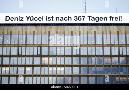 Berlin, Deutschland. 16 Feb, 2018. Die Schrift auf dem elektronischen Billboard liest 'Deniz Yucel nach 367 Tagen frei!" Auf der Oberseite des Axel-Springer-Haus in Berlin, Deutschland, 16. Februar 2018. Nach einem Jahr im Gefängnis, Journalist Deniz Yucel, wer arbeitet als Auslandskorrespondent für die Tageszeitung 'Die Welt', wurde von der Justizvollzugsanstalt in Silivri in der Nähe von Istanbul veröffentlicht. Credit: Kay Nietfeld/dpa/Alamy leben Nachrichten Stockfoto