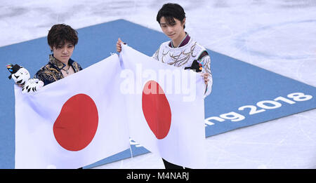 Pyeongchang, Südkorea. 17 Feb, 2018. Goldmedaillenträger Yuzuru Hanyu von Japan (R) und Silbermedaillengewinner Shoma Uno von Japan feiern nach Einzel der Männer frei Eislaufen Eislaufen Eiskunstlauf bei den Olympischen Winterspielen 2018 PyeongChang, in Tainan Ice Arena, Südkorea, am 13.02.17., 2018. Credit: Wang Haofei/Xinhua/Alamy leben Nachrichten Stockfoto