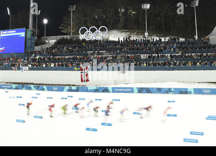 Pyeongchang, Südkorea. 17 Feb, 2018. Athleten konkurrieren während der Damen 4 x 5 km Staffel Langlauf bei den Olympischen Winterspielen 2018 PyeongChang an alpensia Langlauf Center, Pyeongchang, Südkorea, Jan. 17, 2018. Credit: Ju Huanzong/Xinhua/Alamy leben Nachrichten Stockfoto