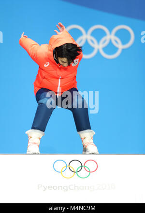 Pyeongchang, Südkorea. 17 Feb, 2018. Goldmedaillenträger Yuzuru Hanyu von Japan springt auf Podium während der siegerehrung der Einzel Männer Eiskunstlauf Eiskunstlauf bei den Olympischen Spielen 2018 PyeongChang Winter auf der Medal Plaza in PyeongChang, Südkorea, am 13.02.17., 2018. Credit: Wu Zhuang/Xinhua/Alamy leben Nachrichten Stockfoto