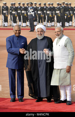 New Delhi, Indien. 17 Feb, 2018. (L und R) Indischer Präsident Ram Nath Kovind, der iranische Präsident Hassan Ruhani und indische Ministerpräsident Narendra Modi halten Hände Miteinander während der feierlichen Empfang für den Besuch des iranischen Präsidenten an der indischen Präsidentenpalast in Neu Delhi, Indien, 17. Feb 2018. Credit: Partha Sarkar/Xinhua/Alamy leben Nachrichten Stockfoto