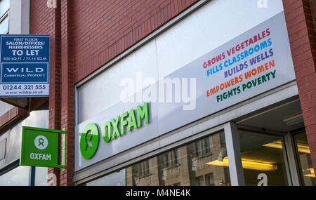 Oxfam Charity Shop in Southport, bemannt von Freiwilligen, die eine Steckdose für unerwünschte Kleidung und der Beschaffung von Mitteln für den Rettungsdienst. Stockfoto