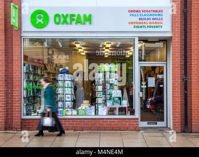 Oxfam Charity Shop in Southport, bemannt von Freiwilligen, die eine Steckdose für unerwünschte Kleidung und der Beschaffung von Mitteln für den Rettungsdienst. Stockfoto