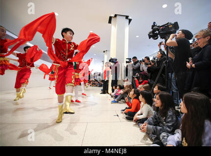 (180217) - NEW YORK, Februar 17, 2018 (Xinhua) - jugendliche Tänzer aus China und USA führen während der Schüler Tag der offenen Tür "Happy Chinese New Year: Phantastische Kunst China" in New York, USA, Nov. 16, 2018. Ein Tag der offenen Tür von 'Happy Chinese New Year: Phantastische Kunst China" wurde hier am Freitag, dem ersten Tag der chinesische Mondjahr des Hundes, Schüler und Bewohner in New York eine Gelegenheit zu erlernen der chinesischen Kultur zu erleben und zu geben. Das chinesische Mondjahr wird ein offizieller Feiertag in öffentlichen Schulen in New York seit 2016. (Xinhua / Wang Ying) (GJ) Stockfoto