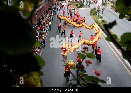 Philippinen. 17 Feb, 2018. Löwen und Drachen Tänzer wie Massen sammeln entlang Sitzung Straße in die Stadt, wenn Kiefern, Baguio. Tausende nahmen an den Chinese New Year Parade entlang Sitzung Straße in Baguio City, Benguet, nördlich von Manila statt. Die baguio Filipino-Chinese Gemeinschaft führen die Parade durch die Straßen der Stadt während der Einmonatigen Panagbenga Festival. Credit: J Gerard Seguia/ZUMA Draht/Alamy leben Nachrichten Stockfoto