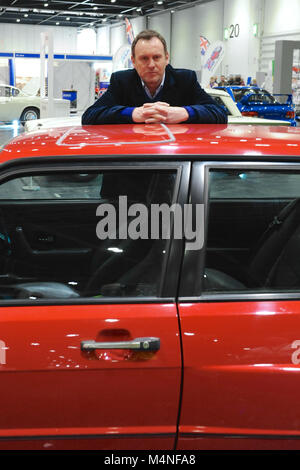 London, Großbritannien. 17 Feb, 2018. TV-Star Philip Glenister (Englisch Schauspieler) bei einem Fotoshooting an der London Classic Car Show, die auf ExCel London, Vereinigtes Königreich. Das Auto, das er auf schiefen Ein 1980er Audi Quattro. Glenister, (am besten für seine Rolle als der Hier befindet Polizeioffizier, DCI Gene Hunt) fuhr man in der BBC-Serie "Life on Mars" und "Asche zu Asche" und die Zeile "Feuer, der verwendet wird, um die Quattro bekannt!" Credit: Michael Preston/Alamy leben Nachrichten Stockfoto