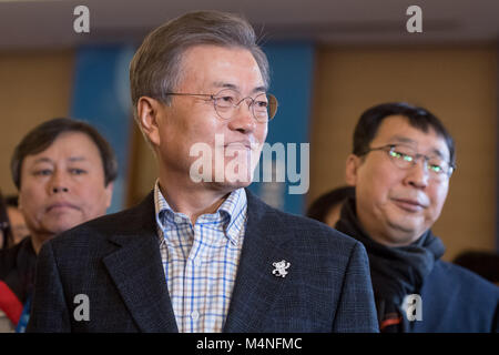 Pyeongchang, Südkorea. 17 Feb, 2018. Moon Jae (C), Präsident von Südkorea, vor Journalisten bei einem Besuch im Presse Center in Pyeongchang, Südkorea, 17. Februar 2018. Quelle: Tobias Hase/dpa/Alamy leben Nachrichten Stockfoto