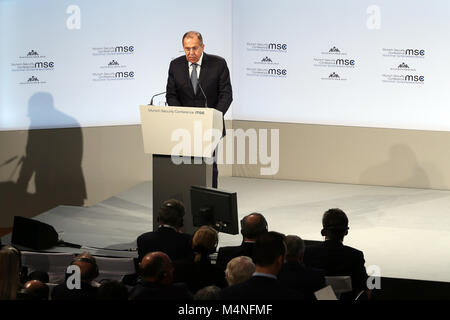 (180217) -- München, Februar 17, 2018 (Xinhua) - der russische Außenminister Sergej Lawrow spricht während der 54. Muenchner Sicherheitskonferenz (MSC) in München, Deutschland, am 13.02.17., 2018. (Xinhua / Luo Huanhuan (cd) Stockfoto