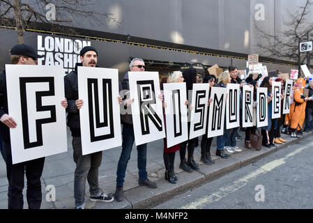 London, Großbritannien. 17. Februar 2018. Anti-Fur Demonstranten Bühne ein Protest außerhalb der Heimat der London Fashion Week AW 18 bei 180 The Strand. Credit: Stephen Chung/Alamy leben Nachrichten Stockfoto