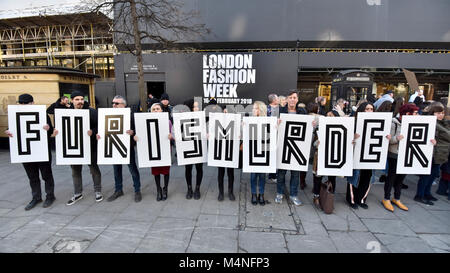 London, Großbritannien. 17. Februar 2018. Anti-Fur Demonstranten Bühne ein Protest außerhalb der Heimat der London Fashion Week AW 18 bei 180 The Strand. Credit: Stephen Chung/Alamy leben Nachrichten Stockfoto