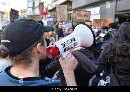 London, Großbritannien. 17. Februar 2018. Anti-Fur Demonstranten Bühne ein Protest außerhalb der Heimat der London Fashion Week AW 18 bei 180 The Strand. Credit: Stephen Chung/Alamy leben Nachrichten Stockfoto