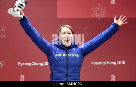 Lizzy Yarnold aus Großbritannien feiern ihre Goldmedaille auf dem Podium bei der Verleihung des Women's skeleton Ereignis in der alpensia Sliding Center in Pyeongchang, Südkorea, 17. Februar 2018. Foto: Tobias Hase/dpa Stockfoto