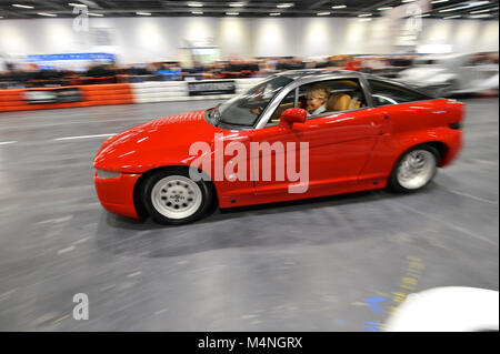 London, Großbritannien. 17 Feb, 2018. Ein 1990 Alfa Romeo SZ (Sprint Zagato) in die tägliche Promenade auf der Grand Parade an der London Classic Car Show, die auf ExCel London, Vereinigtes Königreich, angetrieben wird. Mehr als 700 der besten klassischen Autos der Welt werden auf der Messe reicht von Vintage pre-Krieg Tourer zu einem modernen Konzept Autos. Die Show bringt in rund 37.000 Besucher, angefangen von schweren Benzin Köpfe zu Menschen, die einfach nur wunderschön und klassische Fahrzeuge Liebe. Quelle: Michael Preston/Alamy leben Nachrichten Stockfoto