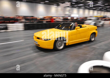 London, Großbritannien. 17 Feb, 2018. Ein 1992 Alfa Romeo SZ (Sprint Zagato) in die tägliche Promenade auf der Grand Parade an der London Classic Car Show, die auf ExCel London, Vereinigtes Königreich, angetrieben wird. Mehr als 700 der besten klassischen Autos der Welt werden auf der Messe reicht von Vintage pre-Krieg Tourer zu einem modernen Konzept Autos. Die Show bringt in rund 37.000 Besucher, angefangen von schweren Benzin Köpfe zu Menschen, die einfach nur wunderschön und klassische Fahrzeuge Liebe. Quelle: Michael Preston/Alamy leben Nachrichten Stockfoto