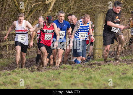 Lancashire, UK. 17 Feb, 2018. Skelmersdale Grenze Geländeläufer organisiert die Die 48 PARBOLD HILL Rennen heute, Samstag, 17 Februar 2018 Das Rennen in 2:00:00 Uhr. Über 6,75 km multi Terrain. Der Start/Ziellinie war an begabt Primäre Richard Durning's School in. Chorley Road, Bispham, Nr. Parbold. Die Bedingungen waren sehr matschig in West Lancashire am Nachmittag, obwohl das Rennen Platz in Nizza Sonnenschein nahm. Credit: Dave McAleavy Images/Alamy leben Nachrichten Stockfoto