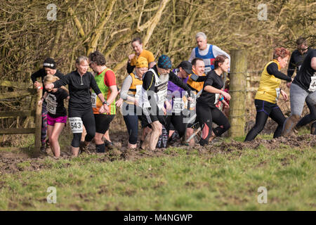 Lancashire, UK. 17 Feb, 2018. Skelmersdale Grenze Geländeläufer organisiert die Die 48 PARBOLD HILL Rennen heute, Samstag, 17 Februar 2018 Das Rennen in 2:00:00 Uhr. Über 6,75 km multi Terrain. Der Start/Ziellinie war an begabt Primäre Richard Durning's School in. Chorley Road, Bispham, Nr. Parbold. Die Bedingungen waren sehr matschig in West Lancashire am Nachmittag, obwohl das Rennen Platz in Nizza Sonnenschein nahm. Credit: Dave McAleavy Images/Alamy leben Nachrichten Stockfoto