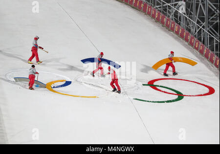 Pyeongchang, Südkorea. 17 Feb, 2018. Freiwillige zusammen, die Olympischen Ringe auf die Landung Hang des Alpensia Skispringen Zentrum in Pyeongchang, Südkorea, 17. Februar 2018. Credit: Daniel Karmann/dpa/Alamy leben Nachrichten Stockfoto