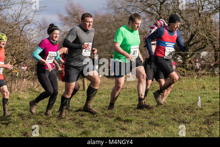 Lancashire, UK. 17 Feb, 2018. Skelmersdale Grenze Geländeläufer organisiert die Die 48 PARBOLD HILL Rennen heute, Samstag, 17 Februar 2018 Das Rennen in 2:00:00 Uhr. Über 6,75 km multi Terrain. Der Start/Ziellinie war an begabt Primäre Richard Durning's School in. Chorley Road, Bispham, Nr. Parbold. Die Bedingungen waren sehr matschig in West Lancashire am Nachmittag, obwohl das Rennen Platz in Nizza Sonnenschein nahm. Credit: Dave McAleavy Images/Alamy leben Nachrichten Stockfoto