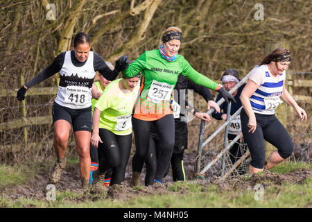 Lancashire, UK. 17 Feb, 2018. Skelmersdale Grenze Geländeläufer organisiert die Die 48 PARBOLD HILL Rennen heute, Samstag, 17 Februar 2018 Das Rennen in 2:00:00 Uhr. Über 6,75 km multi Terrain. Der Start/Ziellinie war an begabt Primäre Richard Durning's School in. Chorley Road, Bispham, Nr. Parbold. Die Bedingungen waren sehr matschig in West Lancashire am Nachmittag, obwohl das Rennen Platz in Nizza Sonnenschein nahm. Credit: Dave McAleavy Images/Alamy leben Nachrichten Stockfoto